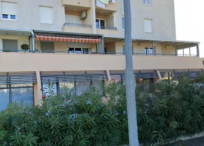 Deliri With Private Parking Split